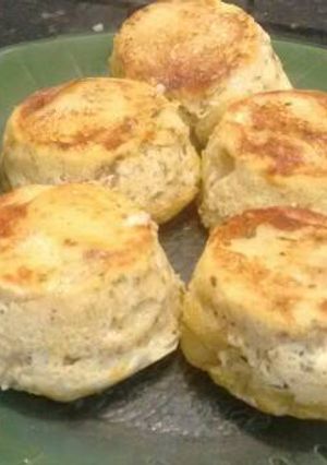 Una foto de Mini milhojas (budines) de papa y queso