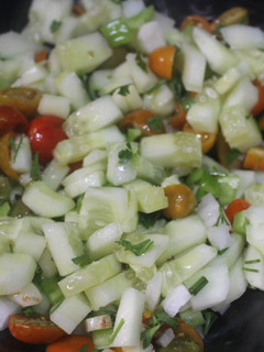 Una foto de Pico de gallo con pepino y cherry
