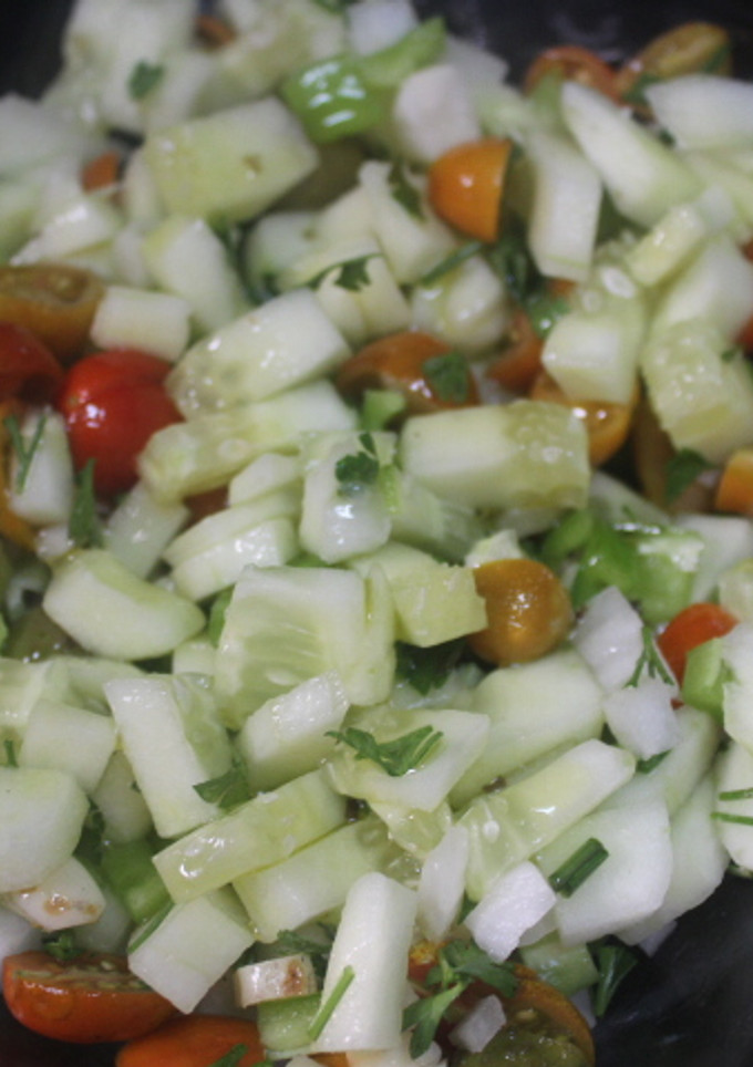 Una foto de Pico de gallo con pepino y cherry