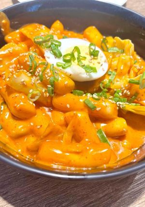 A picture of Topokki Rice Cakes with Creamy Strawberry Sauce.