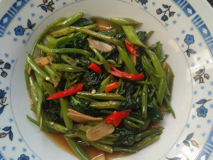 Langkah Gampang Menyiapkan Resep Tumis Kangkung Saos Tiram yang Lezat Sekali Anti Ribet, Uenak Banget