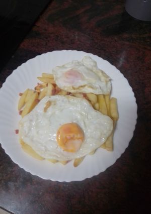 Una foto de Huevos rotos