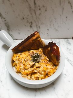 Una foto de Huevos con maíz 🌽 acompañados de sándwich 🥪 de bocadillo 🤤