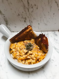 Una foto de Huevos con maíz 🌽 acompañados de sándwich 🥪 de bocadillo 🤤