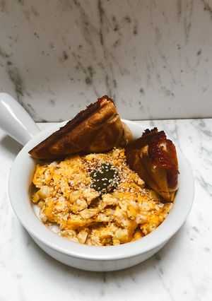 Una foto de Huevos con maíz 🌽 acompañados de sándwich 🥪 de bocadillo 🤤