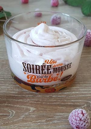 Une photo de Chantilly de framboises