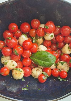 Une photo de Salade tomates, mozzarella, Basilic
