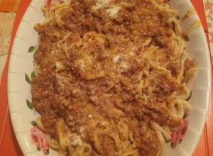 Una foto de Tallarines caseros con tuco fácil de hacer