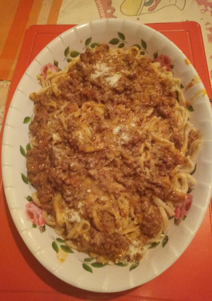 Una foto de Tallarines caseros con tuco fácil de hacer
