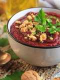 Crema di rape rosse, zenzero e noci