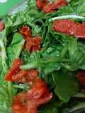 Salada de tomate seco e rúcula