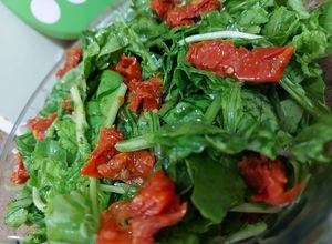 Foto de Salada de tomate seco e rúcula