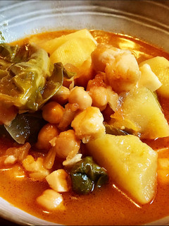 Una foto de Potaje de garbanzos, acelgas y bacalao