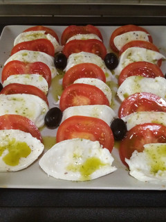 Una foto de Ensalada de tomate y mozzarella (caprese)