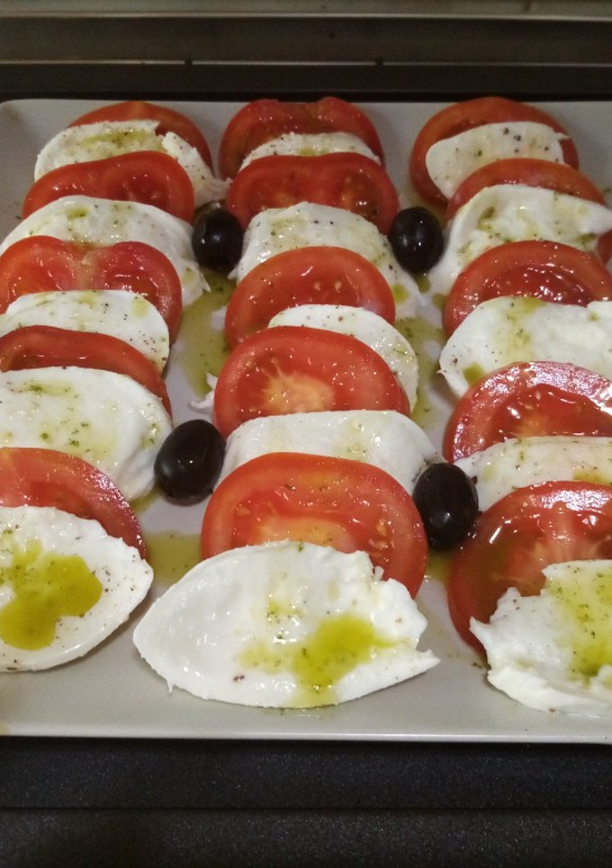 Una foto de Ensalada de tomate y mozzarella (caprese)