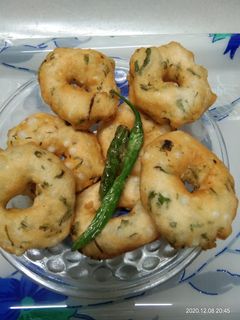 उडीद वडा (udid vada recipe in marathi) रेसिपी चे मुख्य फोटो 