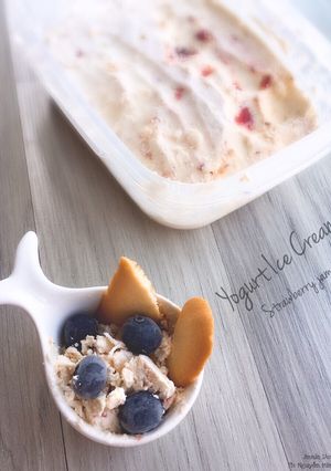 Hình của món Kem sữa chua mix mứt dâu - dành cho bé ăn dặm.