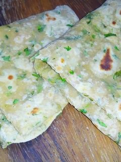 કોથમીર રોટલી (Kothmir Rotli Recipe In Gujarati) રેસીપી મુખ્ય ફોટો