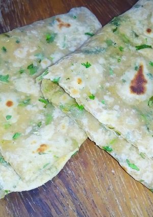 કોથમીર રોટલી (Kothmir Rotli Recipe In Gujarati) રેસીપી મુખ્ય ફોટો