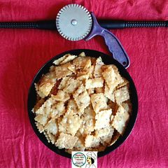 A picture of कुरकुरे काली मिर्च जीरा नमकपारे (kurkure kali mirch jeera namakpare recipe in hindi).