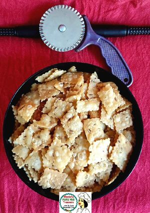A picture of कुरकुरे काली मिर्च जीरा नमकपारे (kurkure kali mirch jeera namakpare recipe in hindi).