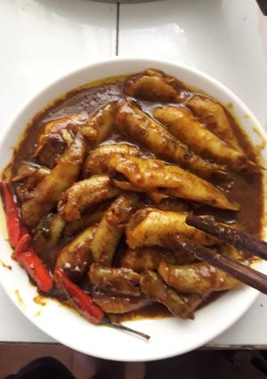 Hình của món Cá bống biển kho bột nghệ.