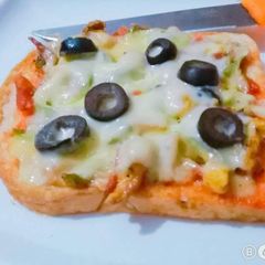 A picture of Bread pizza.