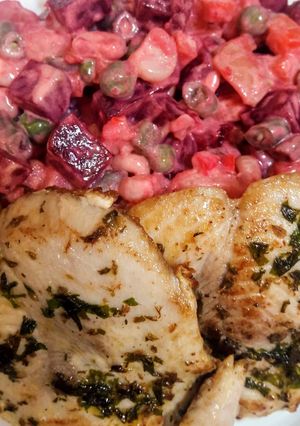Una foto de Ensalada Rusa con filetes de pescado untadas con mantequilla de perejil🇵🇪
