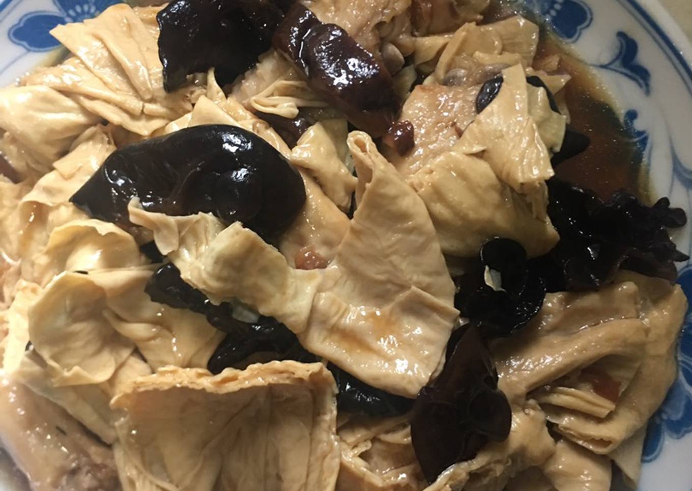 Tumis sayap ayam,jamur kuping kering dan kembang tahu simple