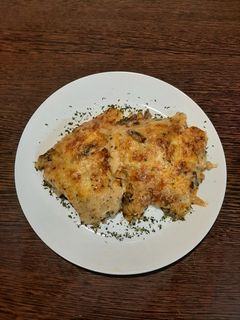 Húsos palacsinta tejfölös gombával - sajttal recept fotója