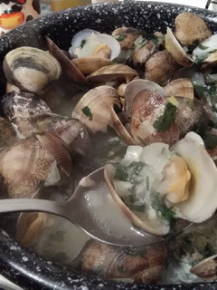 Una foto de Almejas en salsa verde