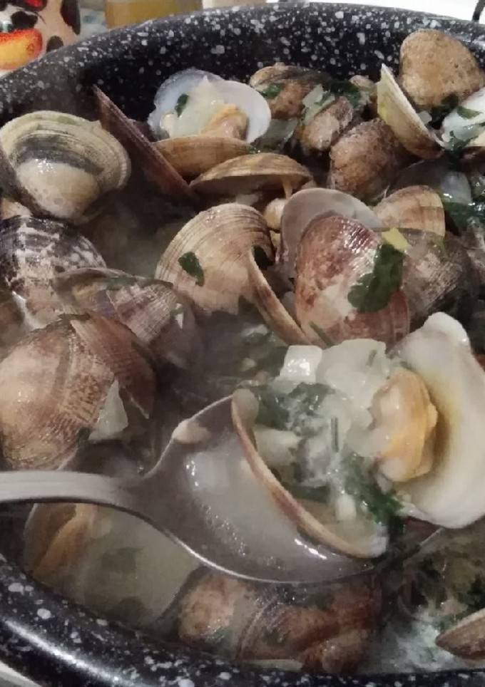 Una foto de Almejas en salsa verde