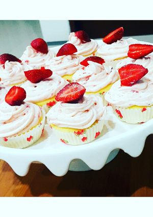 Foto resep Strawberry and Creamy Cupcakes