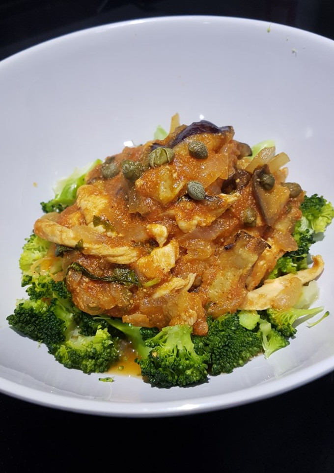 Una foto de Pollo en salsa de tomate aromático con hierbas y alcaparras