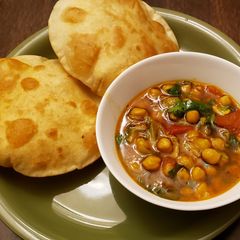 A picture of Punjabi Chole Bhature.