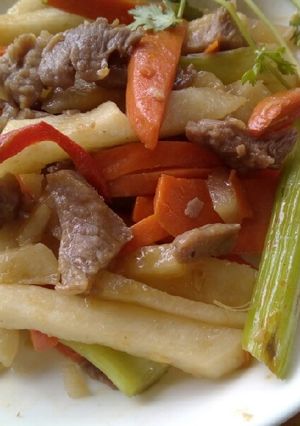 Hình của món Củ sắn xào thịt dăm.