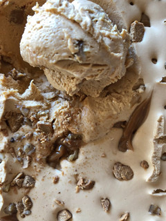 Una foto de Helado de Manjar con texturas