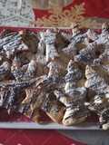 Biscotti natalizi di pasta frolla, ricoperti di cioccolato fuso
