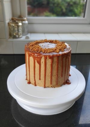 A picture of Biscoff and caramel drizzle cake 🤤.