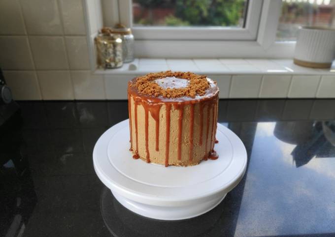 Biscoff and caramel drizzle cake 🤤