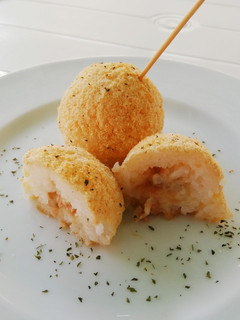 Una foto de Bolitas de arroz horneadas, rellenas de atún y queso, sin huevo