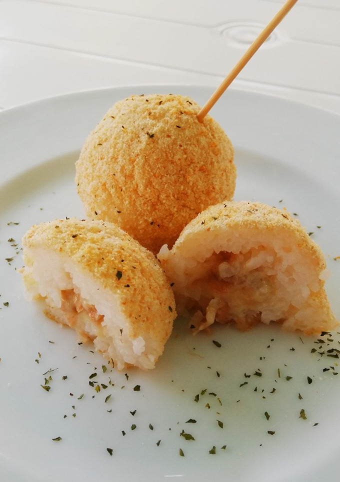 Una foto de Bolitas de arroz horneadas, rellenas de atún y queso, sin huevo
