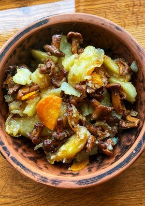 Фото Смажені лисички з овочами.