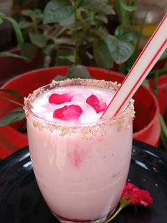 રોઝ લસ્સી (Rose Lassi Recipe In Gujarati) રેસીપી મુખ્ય ફોટો