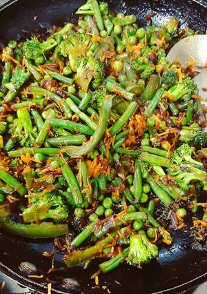 A picture of Pan fried broccoli and fresh beans.