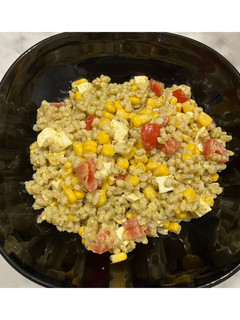 Foto di Orzo con pesto, mais, mozzarella e pomodorini🌱🌽🍅
