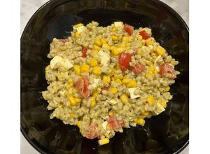 Foto di Orzo con pesto, mais, mozzarella e pomodorini🌱🌽🍅
