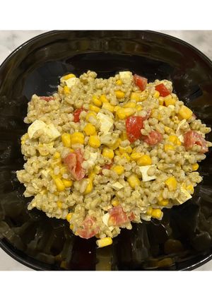 Foto di Orzo con pesto, mais, mozzarella e pomodorini🌱🌽🍅