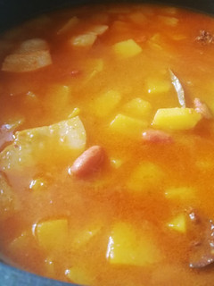 Una foto de Cocido de alubias pintas con calabaza y panceta