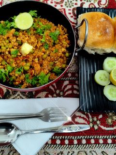 खिमा पाव (Kheema Pav Recipe In Marathi) रेसिपी चे मुख्य फोटो 
